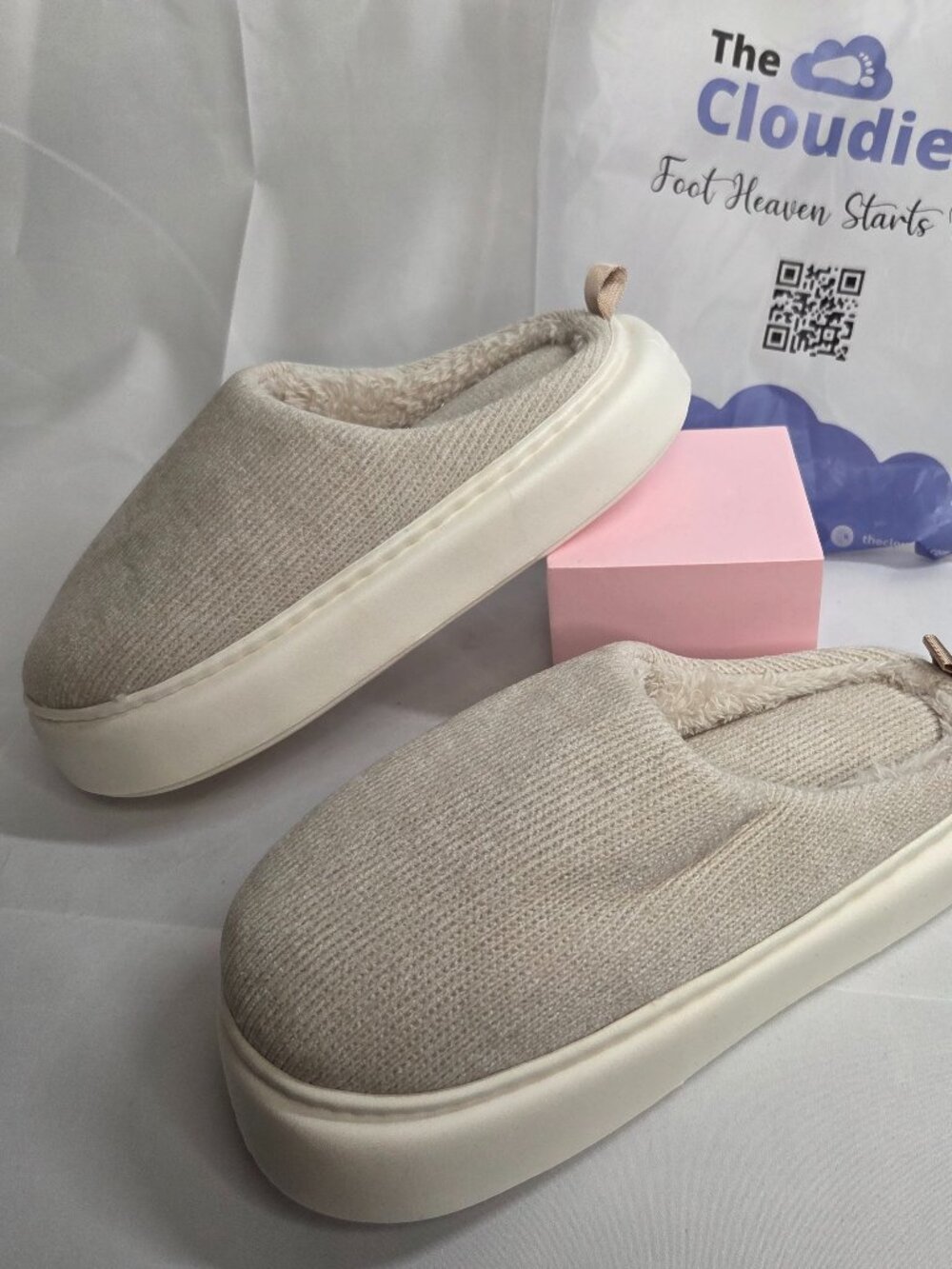 The Cloudies - Cozy Classic  size 41-42 which is 8.5-9 The color says Beige New